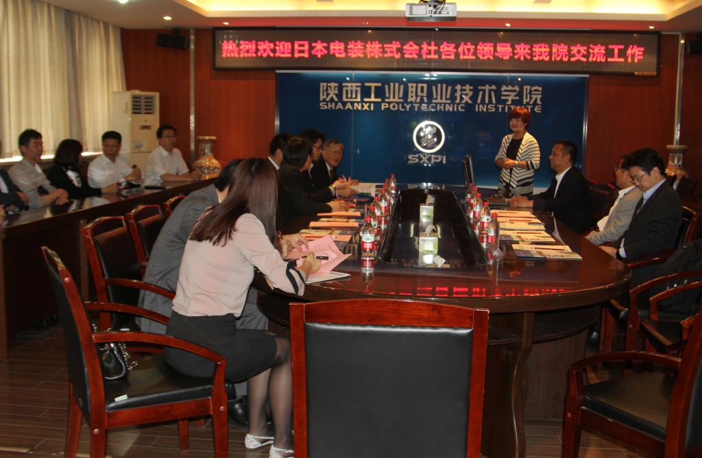 太阳成集团tyc33455cc经理卢庆林与来访者座谈
