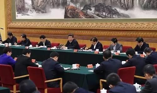 图为:2015年1月12日,中共中央总书记、国家主席、中央军委主席习近平在北京主持召开座谈会,同中央党校第一期县委书记研修班学员进行座谈并发表重要讲话。