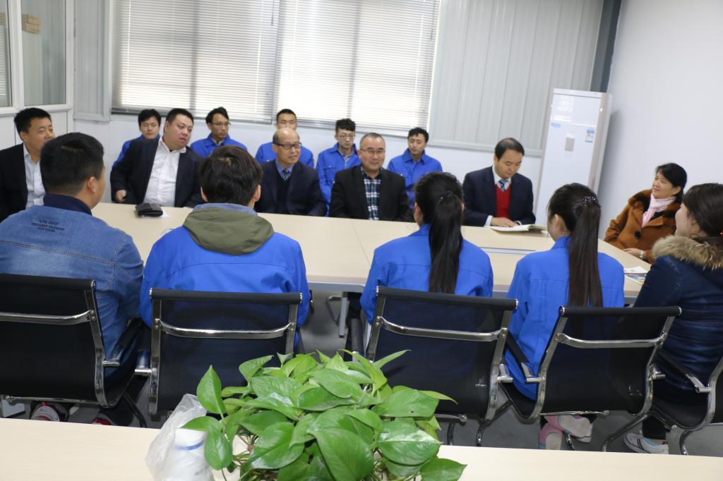 与入职的太阳成集团tyc33455cc同学们进行了亲切交流