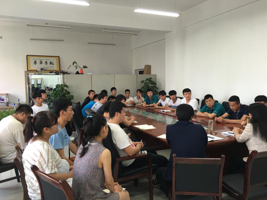 员工积极发言